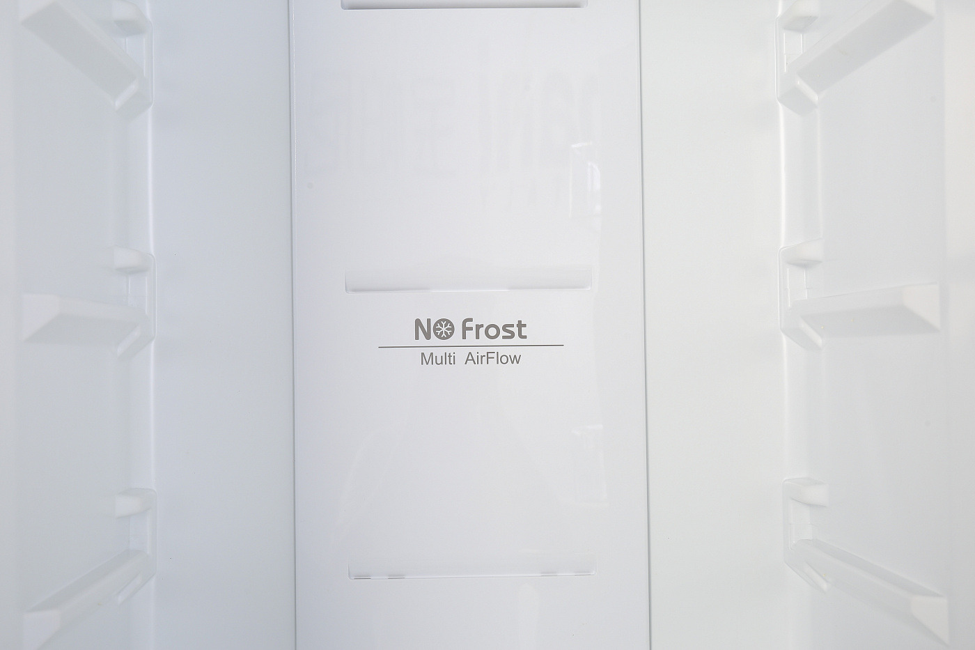 Панель системы No Frost в холодильной камере встраиваемого холодильника Ascoli ADRF250WEMBI