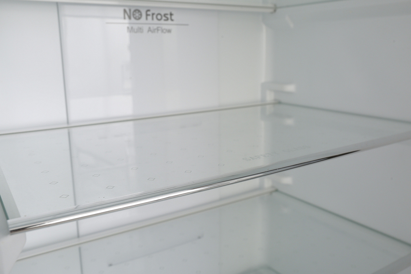 Стеклянная полка и панель No Frost встраиваемого холодильника Ascoli ADRF250WEMBI